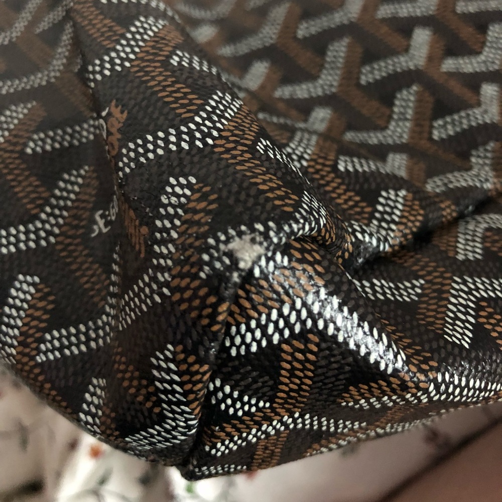 Corners of the St. Louis Tote